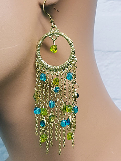 Goudkleurige oorbellen met limoen en turquoise accenten. Nikkelvrij