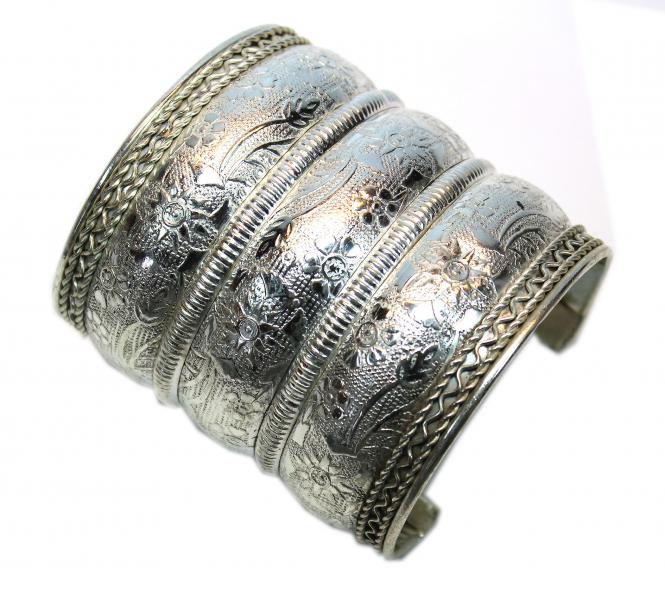 Bewerkte brede zilverkleurige armband