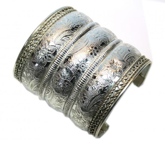 Bewerkte brede zilverkleurige armband