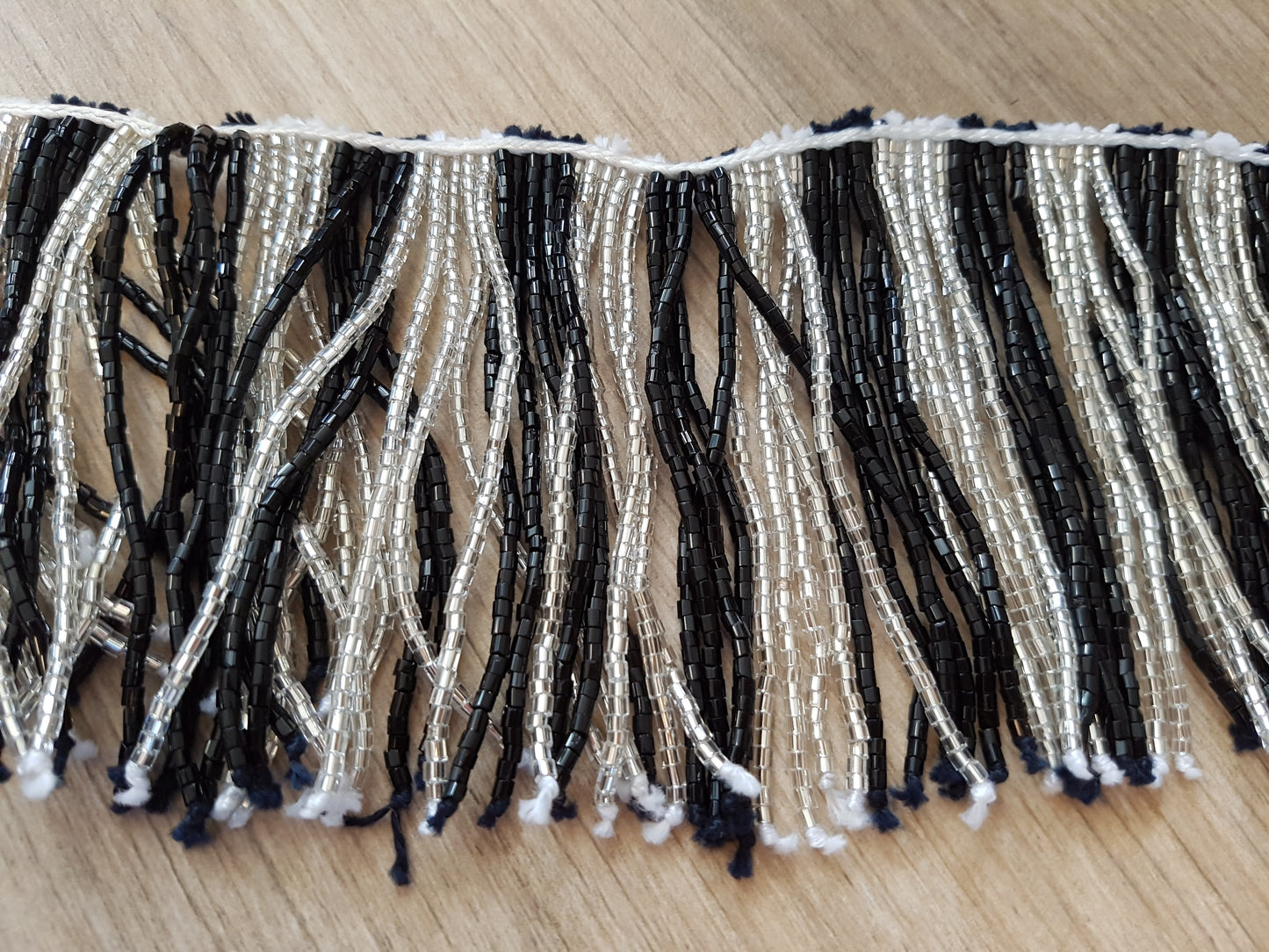 Kralensnoer met slierten zwart/wit met kraaltjes 10cm