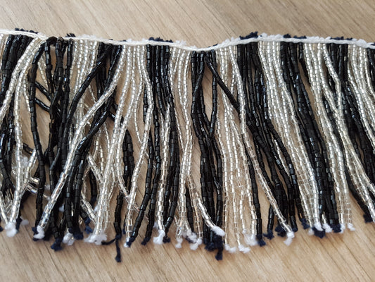 Kralensnoer met slierten zwart/wit met kraaltjes 10cm
