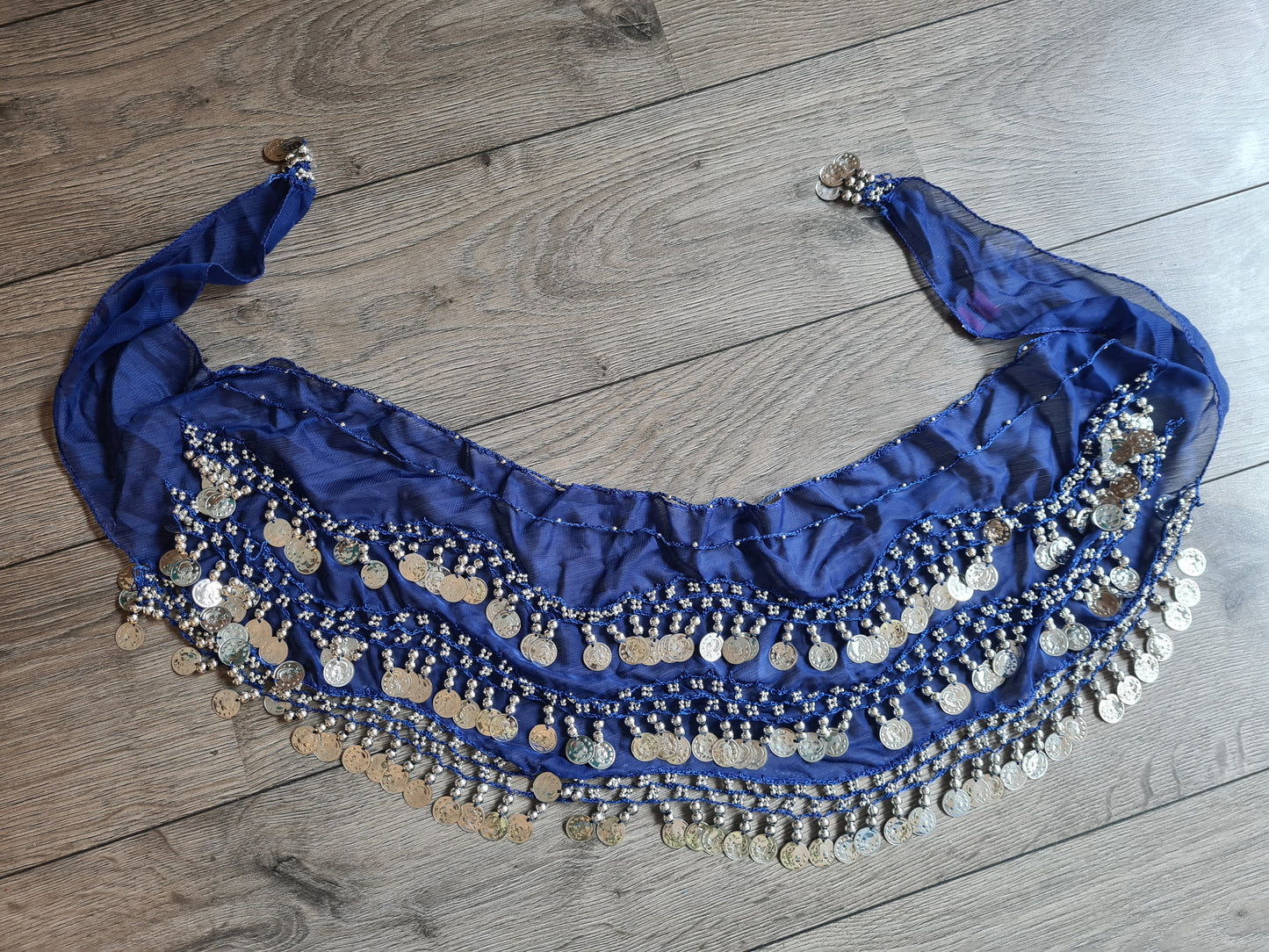 Heupsjaal blauw met zilveren muntjes