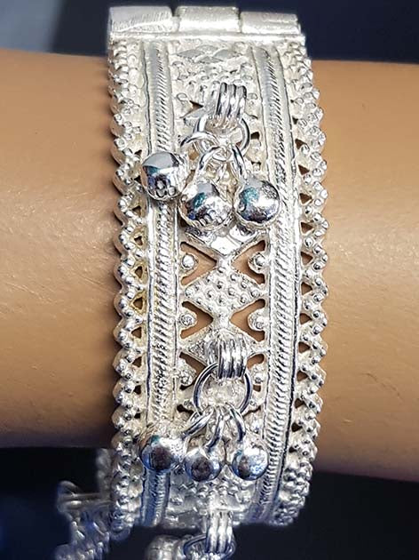 Zilveren armband met scharnier

Sluit met staafje en kettinkje, heel apart