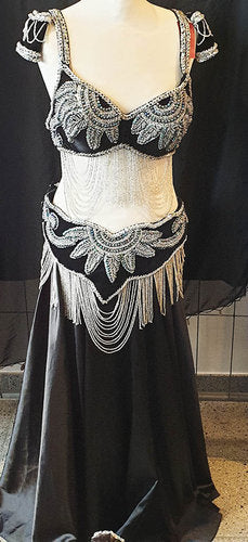 Buikdanskostuum donkergroen fluweel. BH, belt, rok en sieraden