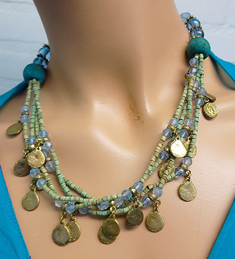 Mooie ketting met zachte blauwgroene kralen en oude muntjes
