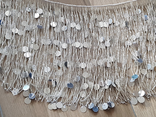 Kralensnoer met slierten zilver met vele kraaltjes en pailletjes