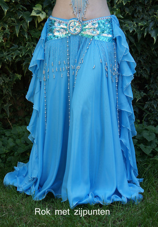 Mooie rok in turquoise met stroken en splitten aan de zijkant en 2 lagen stof.