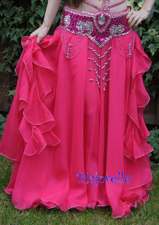 Leuke rok in fuchsia met stroken en splitten aan de zijkant en 2 lagen stof.