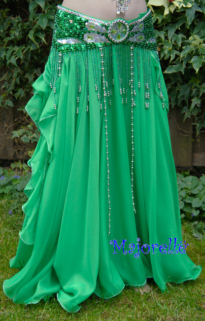 Mooie groene rok met stroken aan de zijkant