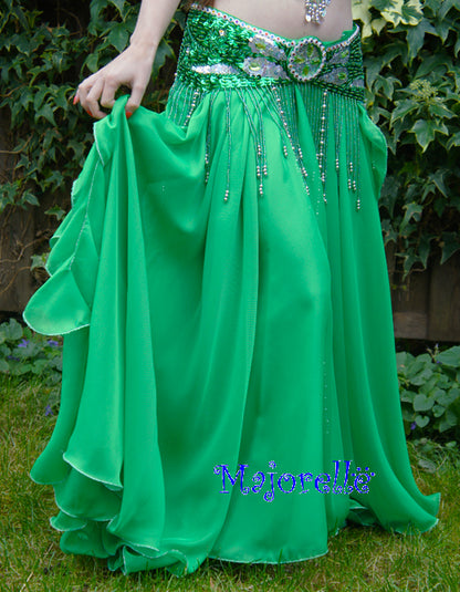 Mooie groene rok met stroken aan de zijkant