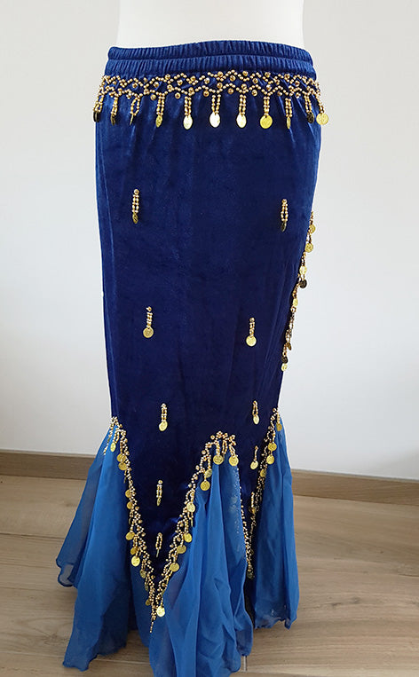 Blauwe buikdansrok van fluweel, met gouden accenten