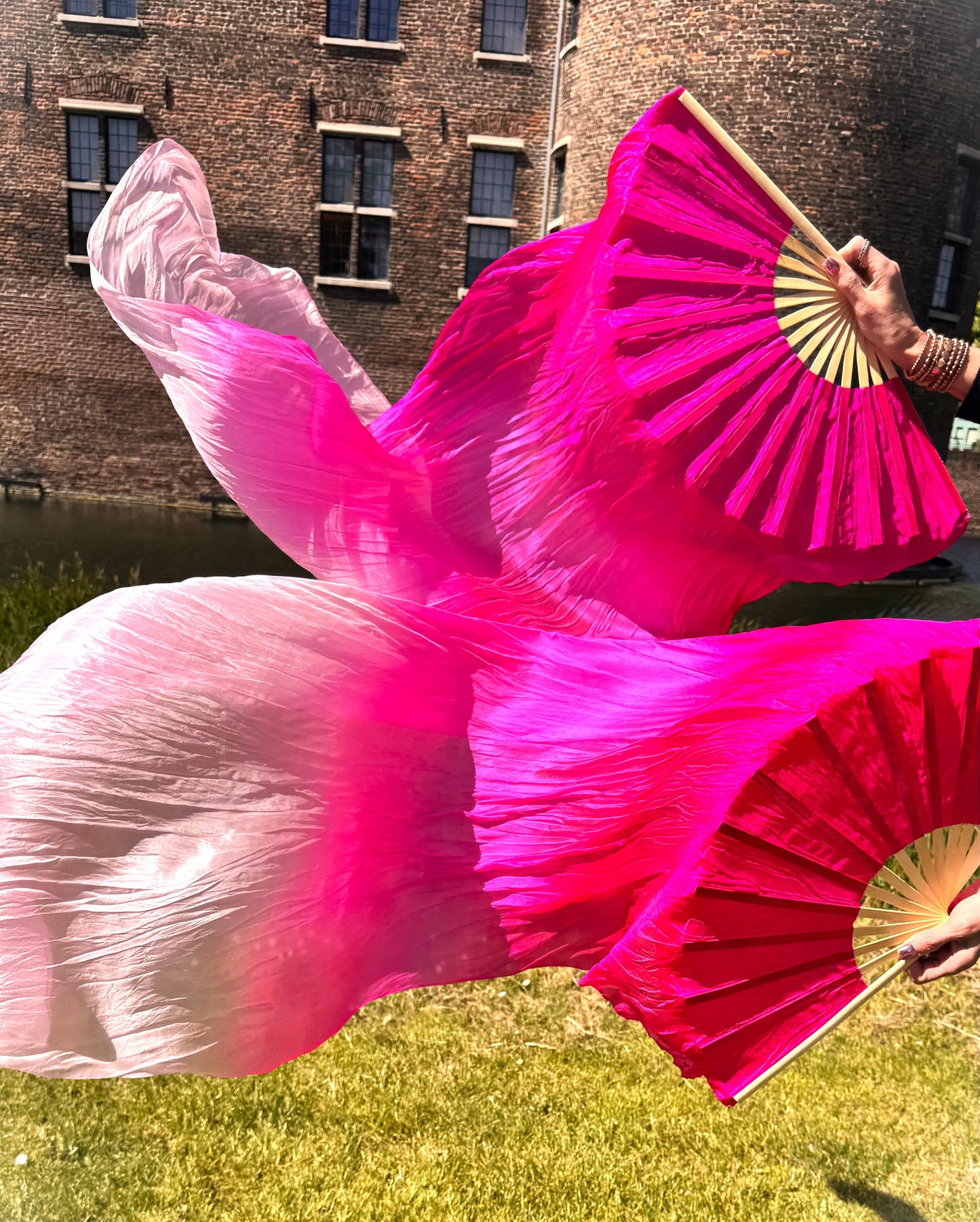 Zijden sluierwaaier in fuchsia naar lichter roze