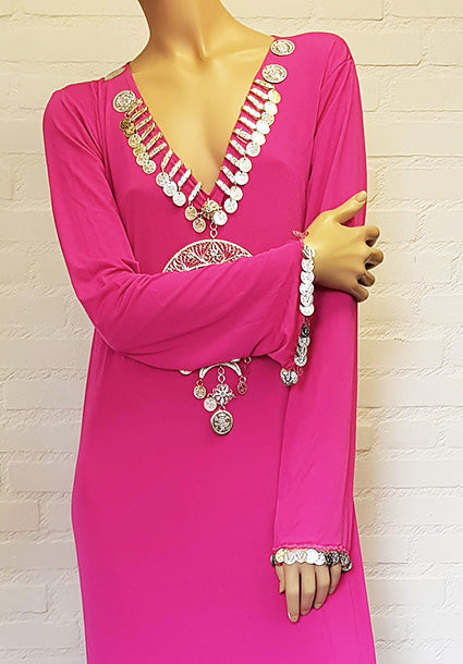 Prachtige Hagalla jurk in fuchsia met halvemaan collier in zilver.