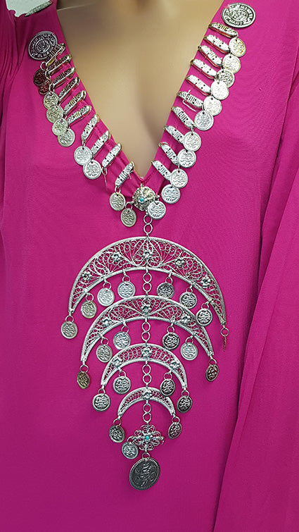 Hagalla jurk in fuchsia met halvemaan collier