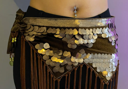 Tribal heupsjaal met koperen schelpjes in bruin