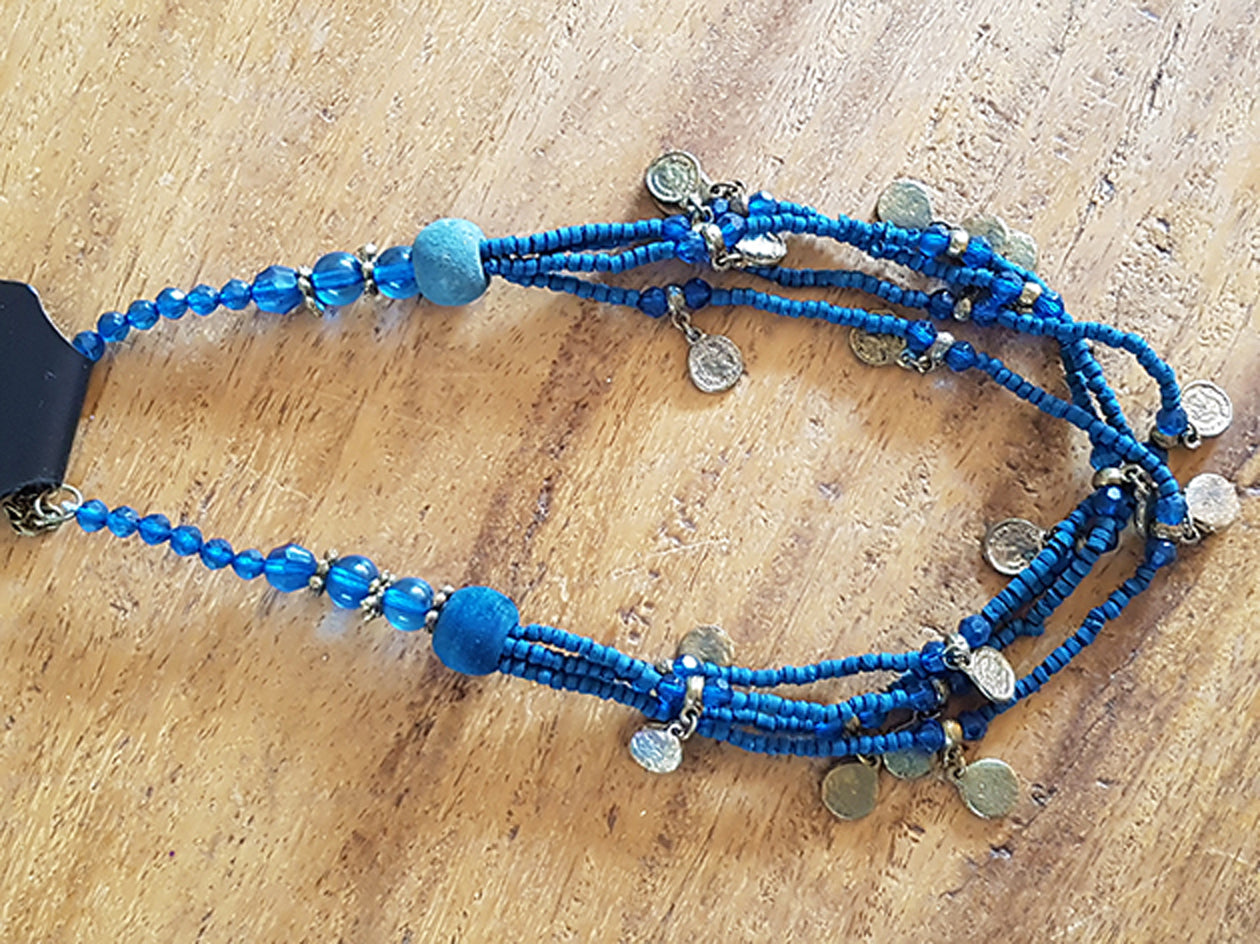 Ketting met blauwe kralen en oude muntjes