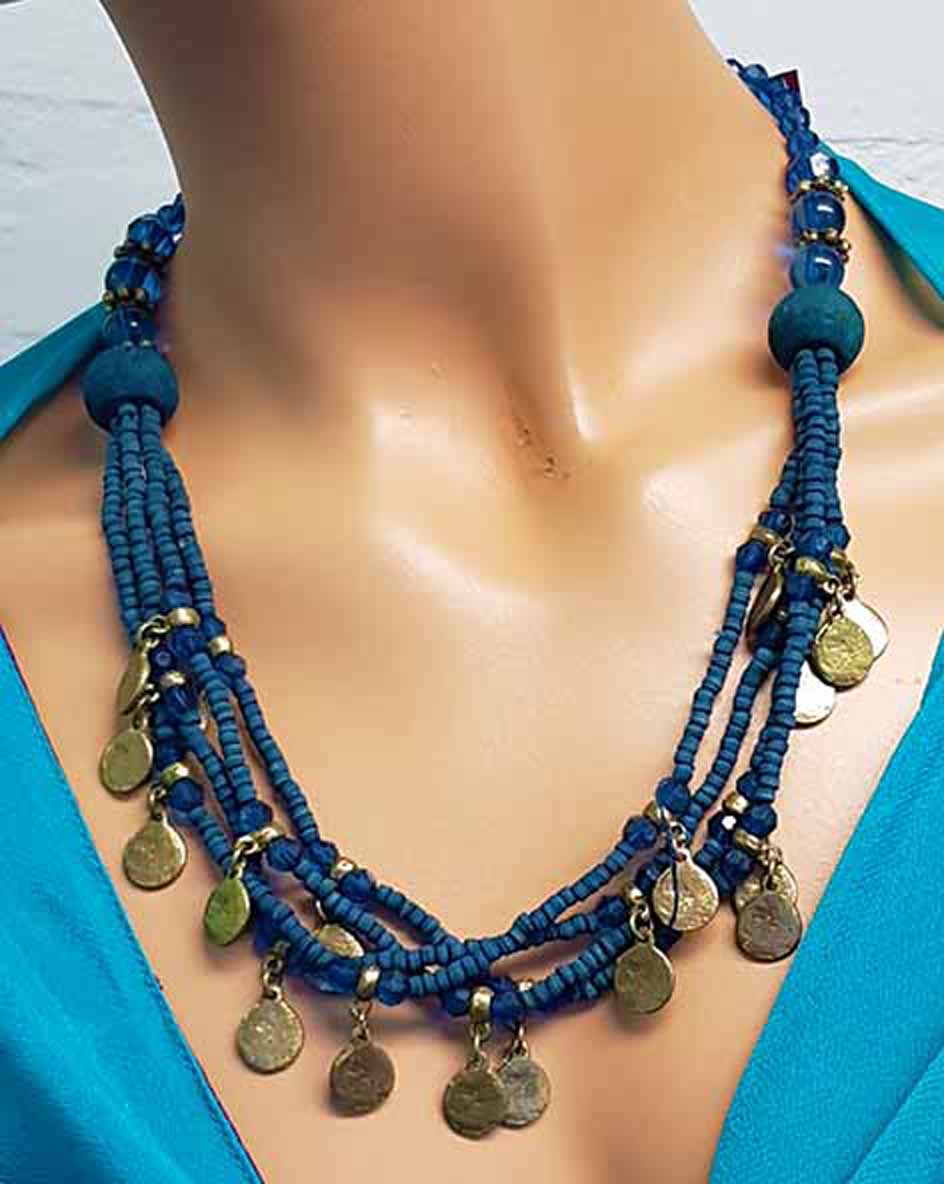 Ketting met blauwe kralen en oude muntjes