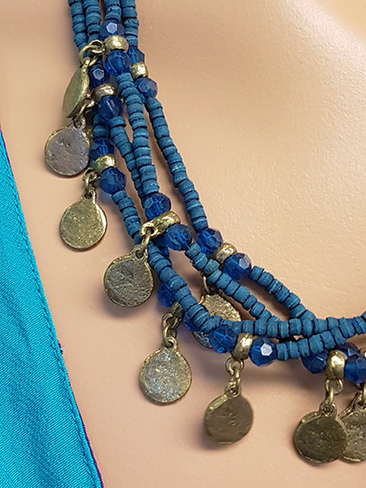 Mooie ketting met blauwe kralen en oude muntjes