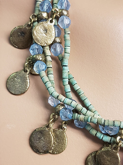 Ketting met zachte blauwgroene kralen en oude muntjes
