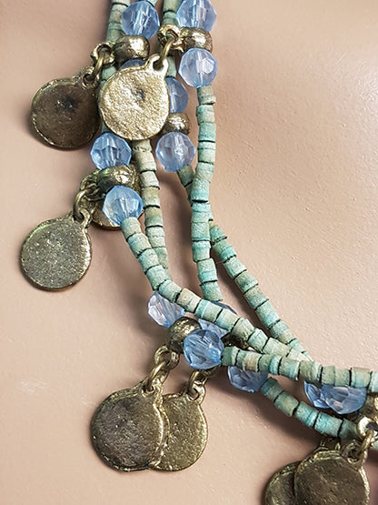 Ketting met zachte blauwgroene kralen en oude muntjes