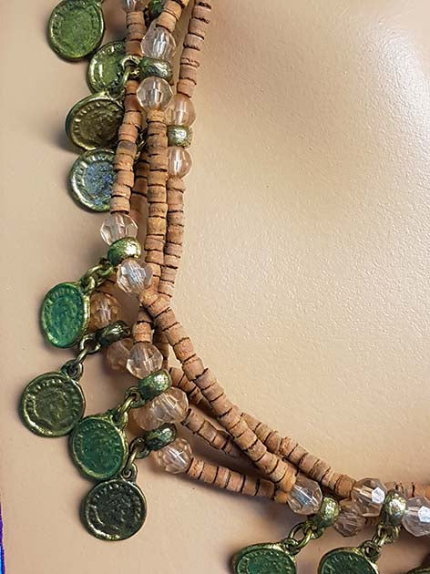 Mooie ketting met bruine kralen en oude muntjes