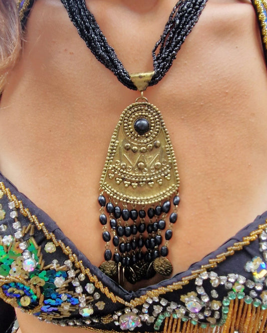 Ketting met vele kraaltjes en bijpassende oorbellen