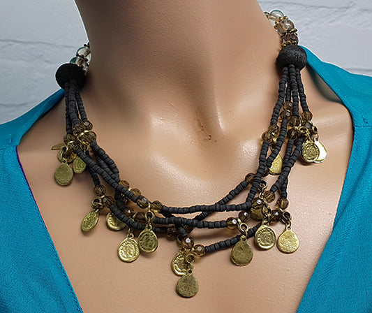 Mooie ketting met zwarte kralen en oude muntjes
