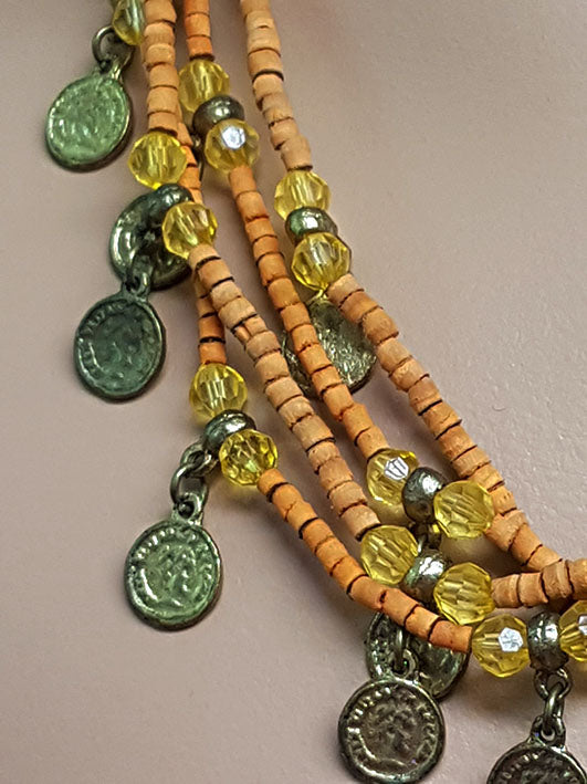 Mooie ketting met zacht oranje kralen en oude muntjes