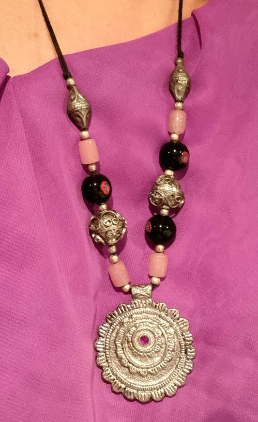 Ketting met roze stenen en amulet