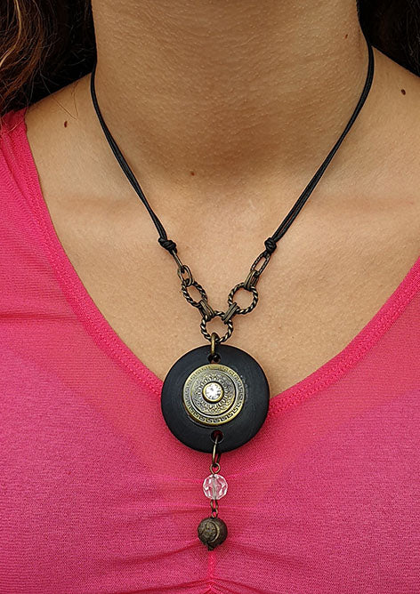 Ketting met zwarte amulet, draagt zeer licht