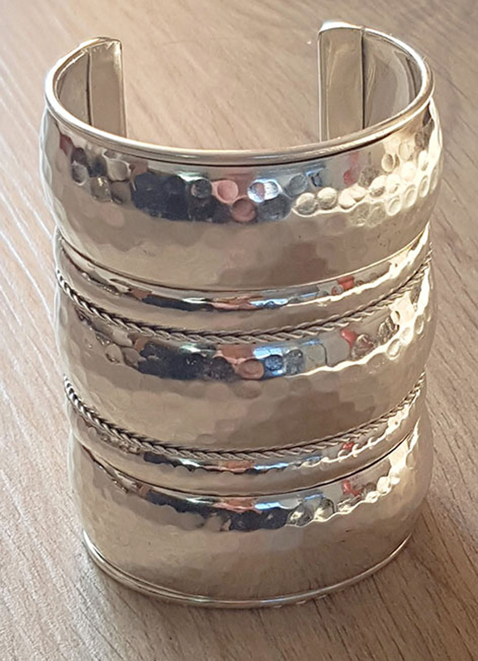 Brede zilverkleurige armband, nikkelvrij.