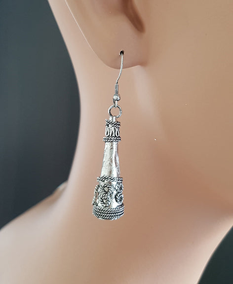 Leuke zilverkleurige hoorntjes oorbellen, oud-zilver look