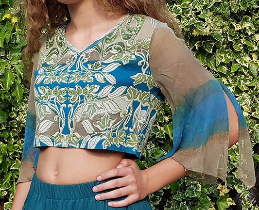 Crop Top met print en doorzichtig gespleten mouwtje in olijfgroen/petrol