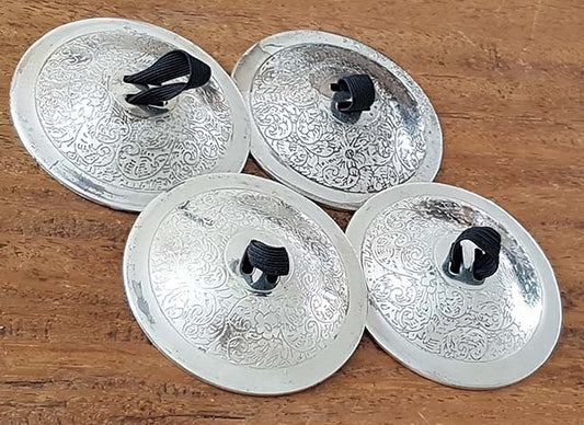 Bewerkte zilverkleurige zils / cymbals / nwikssate