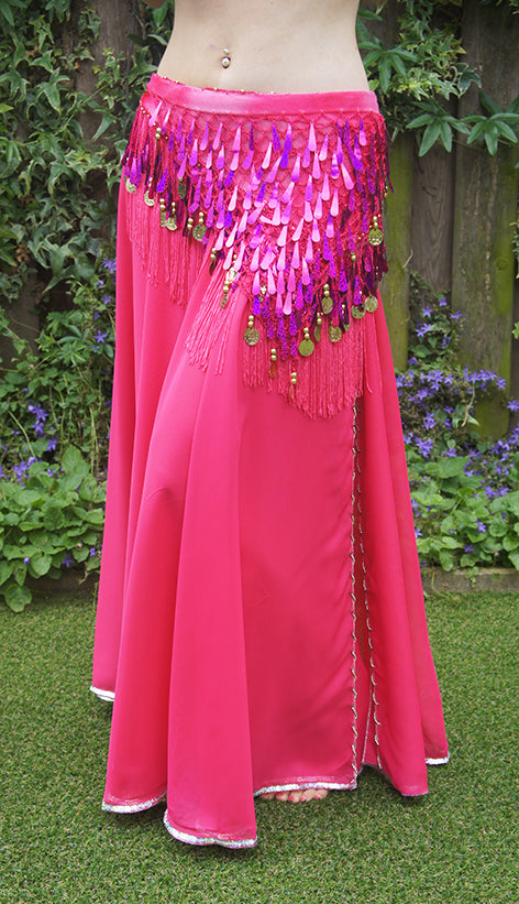 Buikdans rok fuchsia met split, afgewerkt met zilveren kraaltjes.