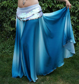 Rok gemaakt van kunstzijde. Kleurverloop in turquoise/wit.