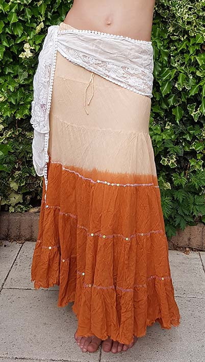 Katoenen rok (100%) met batikverloop in koper.