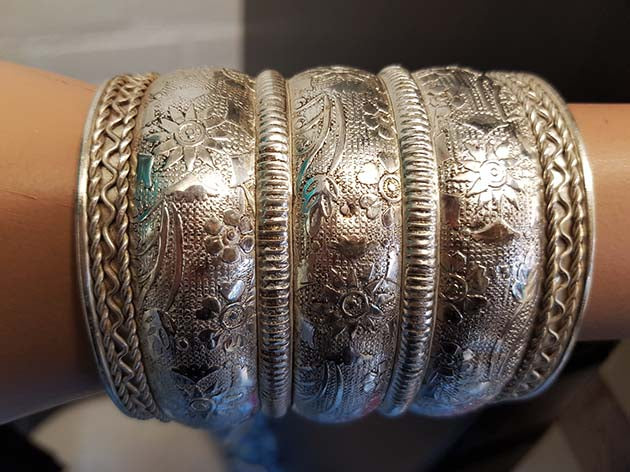 Bewerkte brede zilverkleurige armband