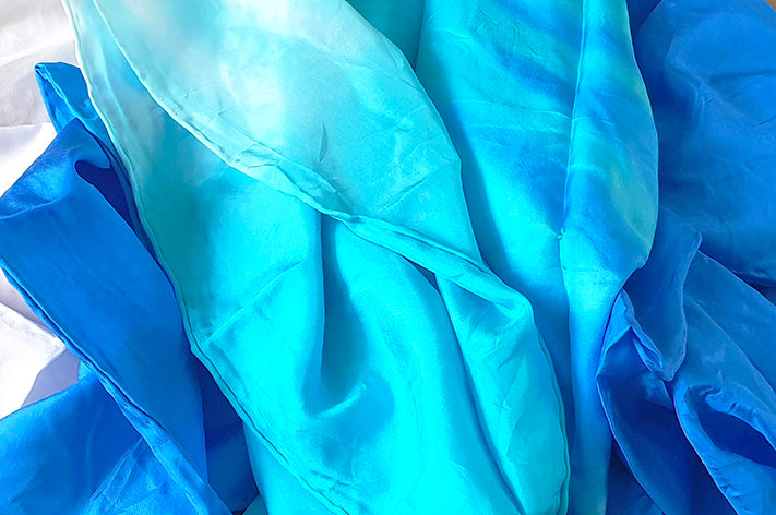 Zijden sluier in blauw turquoise wit